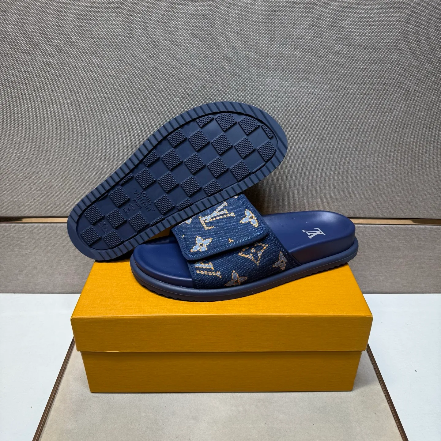 ⬛️Men's shoes 💰p320 [LV～] Men's casual slippers 2025z cabinet sales simultaneously 🔶Size: 38-44 #️⃣ 🔷2 colors🔜The upper is made of multi-material splicing➕Genuine leather lining, comfortable and breathable, sole: original comfortable and wear-resistant outsole, ⚠️Real shot📱Photographed🎬The real thing is better📢📢📢